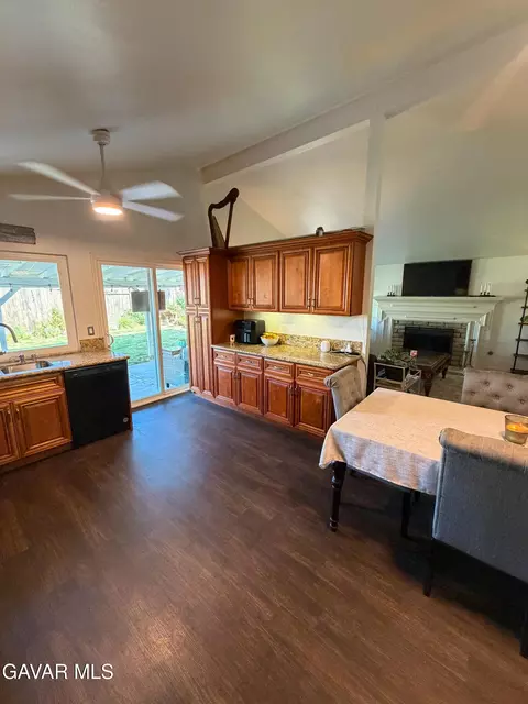 Kitchen - 44148 Gingham Ave, Lancaster, CA 93535 photo 4 of 4