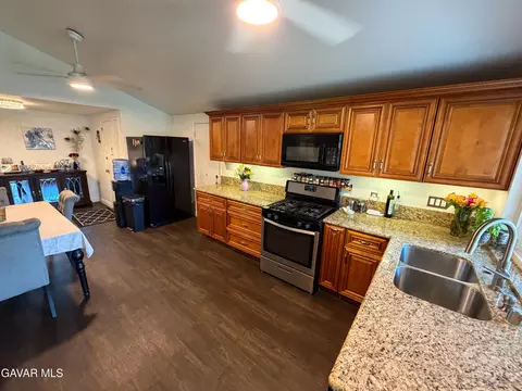Kitchen - 44148 Gingham Ave, Lancaster, CA 93535 photo 3 of 4