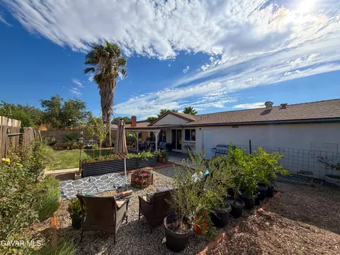 Exterior - 44148 Gingham Ave, Lancaster, CA 93535 photo 4 of 7