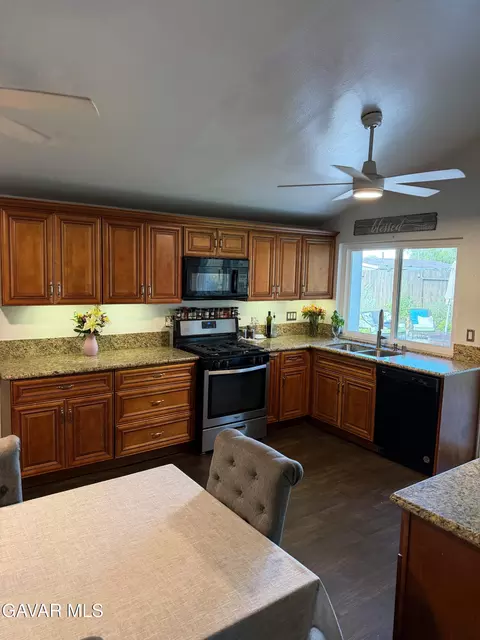 Kitchen - 44148 Gingham Ave, Lancaster, CA 93535 photo 2 of 4