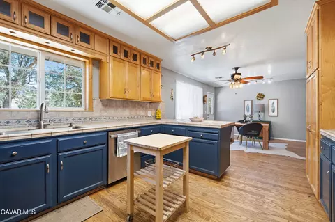 Kitchen - 26001 Cumberland Rd, Tehachapi, CA 93561 photo 2 of 2