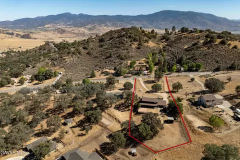 View/Area - 26001 Cumberland Rd, Tehachapi, CA 93561 photo 6 of 7