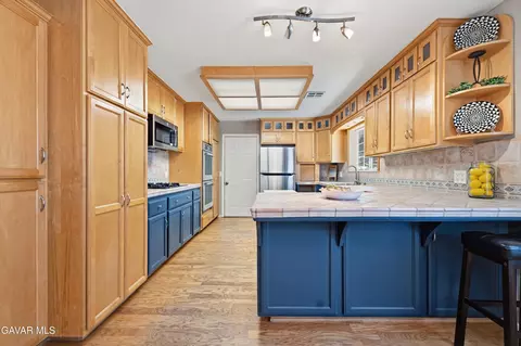 Kitchen - 26001 Cumberland Rd, Tehachapi, CA 93561 photo 1 of 2