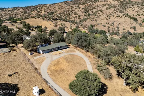 View/Area - 26001 Cumberland Rd, Tehachapi, CA 93561 photo 1 of 7