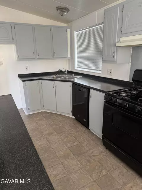 Kitchen - 45111 25th St #SPC 25, Lancaster, CA 93535 photo 2 of 4