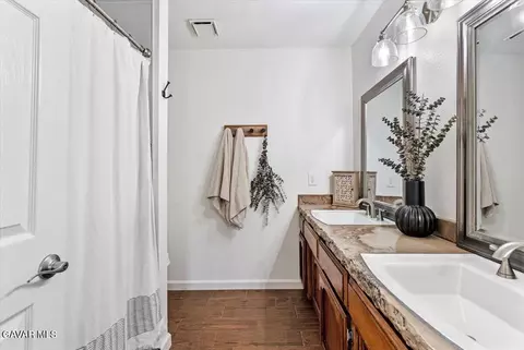 Bath - 17741 Churchill St, Tehachapi, CA 93561 photo 1 of 2
