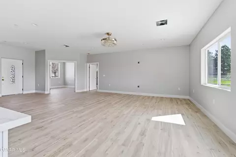 Living - 18461 Branding Iron Ct, Tehachapi, CA 93561 photo 2 of 5