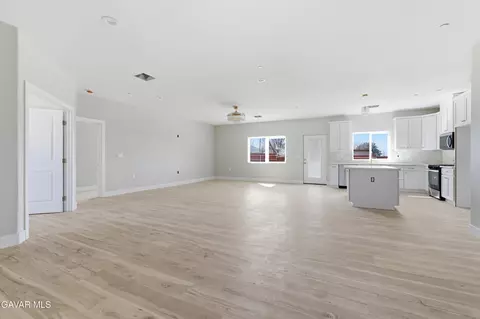 Living - 18461 Branding Iron Ct, Tehachapi, CA 93561 photo 4 of 5