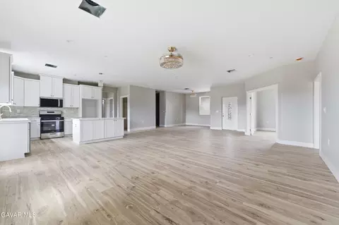 Living - 18461 Branding Iron Ct, Tehachapi, CA 93561 photo 3 of 5