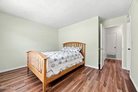 Bedroom - 206 Meadowbrook Ct, Tehachapi, CA 93561 photo 2 of 3