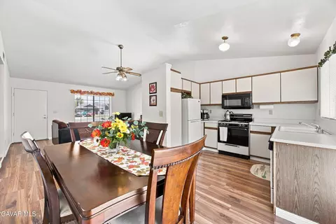 Dining - 206 Meadowbrook Ct, Tehachapi, CA 93561 photo 2 of 2