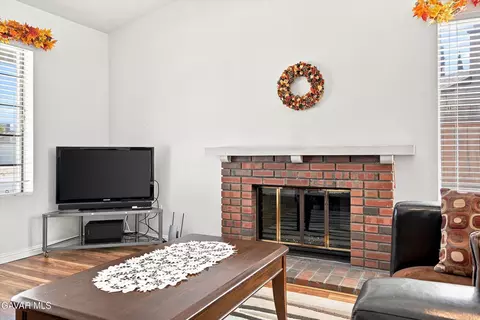 Living - 206 Meadowbrook Ct, Tehachapi, CA 93561 photo 3 of 3