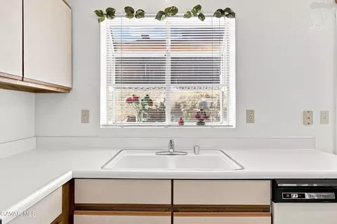 Kitchen - 206 Meadowbrook Ct, Tehachapi, CA 93561 photo 4 of 4