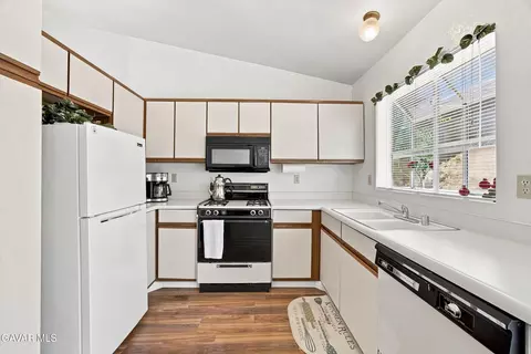 Kitchen - 206 Meadowbrook Ct, Tehachapi, CA 93561 photo 2 of 4