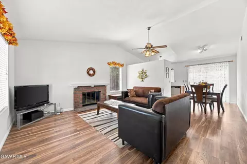 Living - 206 Meadowbrook Ct, Tehachapi, CA 93561 photo 1 of 3