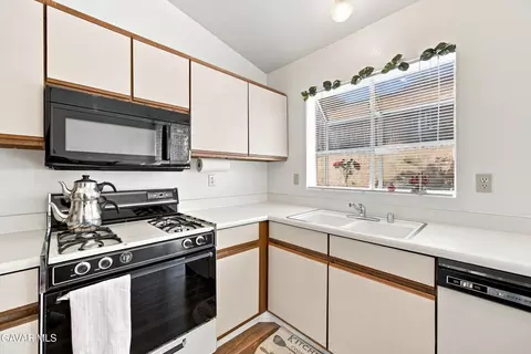 Kitchen - 206 Meadowbrook Ct, Tehachapi, CA 93561 photo 3 of 4