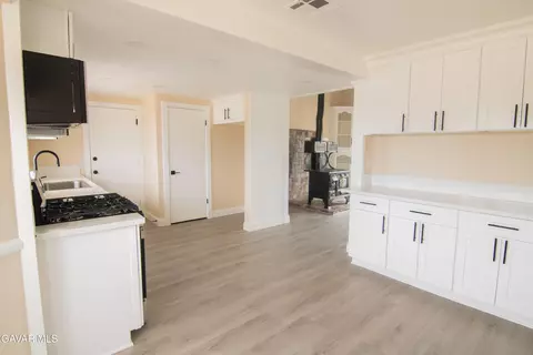 Entry Way - 40906 E 159th St, Lake Los Angeles, CA 93535 photo 2 of 2