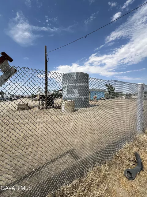 Exterior - 6555 E Ave H, Lancaster, CA 93535 photo 5 of 7