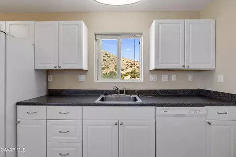 Kitchen - 31840 Cedarcroft Rd, Acton, CA 93510 photo 3 of 4