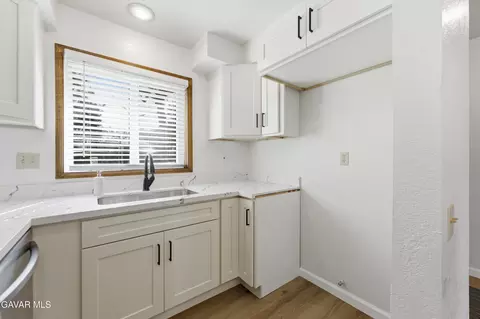 Kitchen - 28881 Shannon Ct #27, Tehachapi, CA 93561 photo 2 of 2