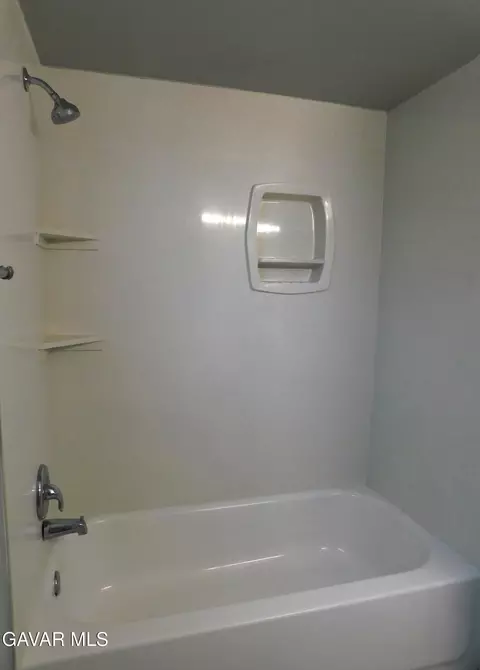Bath - 332 Perdew Ave, Ridgecrest, CA 93555 photo 4 of 5