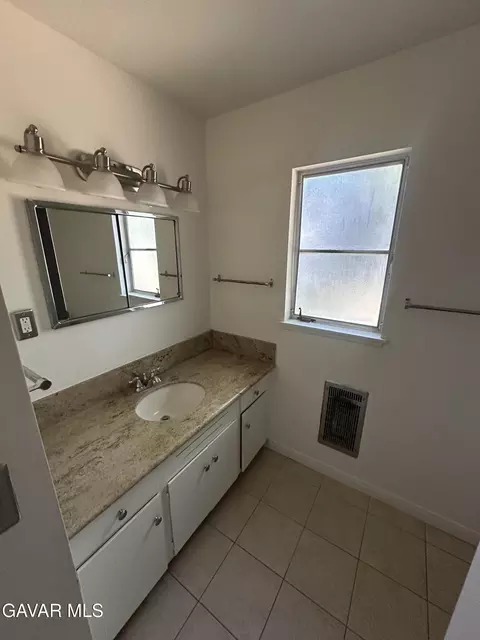 Bath - 44933 W 17th St, Lancaster, CA 93534 photo 1 of 1