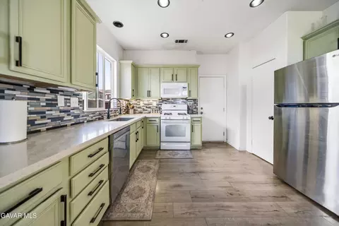 Kitchen - 2757 Emerald Ln, Lancaster, CA 93535 photo 2 of 4