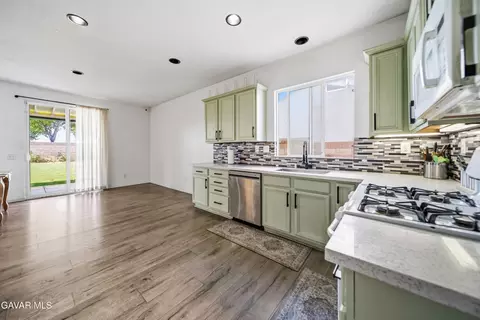 Kitchen - 2757 Emerald Ln, Lancaster, CA 93535 photo 4 of 4