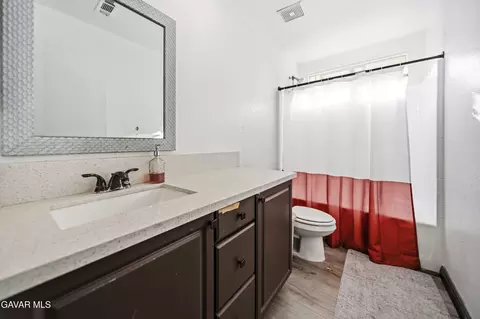Bath - 2757 Emerald Ln, Lancaster, CA 93535 photo 2 of 2