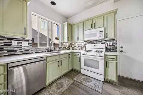 Kitchen - 2757 Emerald Ln, Lancaster, CA 93535 photo 3 of 4