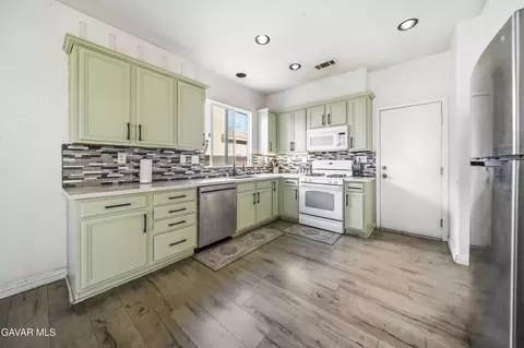 Kitchen - 2757 Emerald Ln, Lancaster, CA 93535 photo 1 of 4