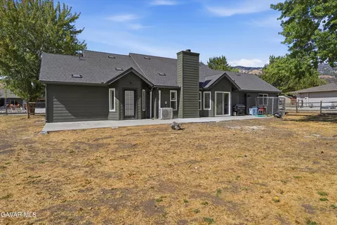 Exterior - 23940 Coral Springs Ln, Tehachapi, CA 93561 photo 3 of 3