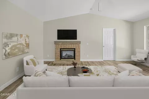 Living - 2810 Juniper Dr, Palmdale, CA 93550 photo 7 of 11