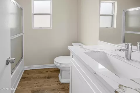 Bath - 2810 Juniper Dr, Palmdale, CA 93550 photo 2 of 10