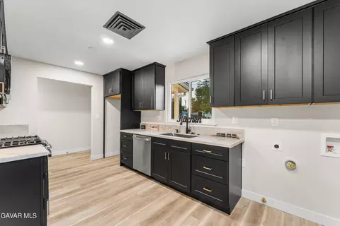 Kitchen - 45020 Lorimer Ave, Lancaster, CA 93534 photo 1 of 6