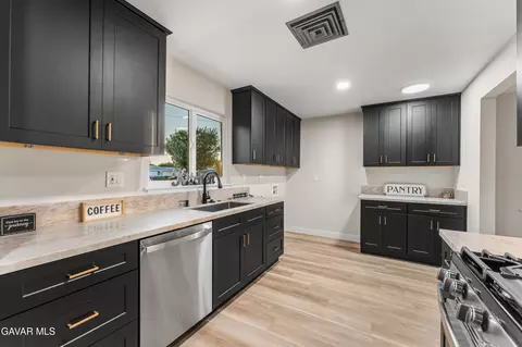Kitchen - 45020 Lorimer Ave, Lancaster, CA 93534 photo 5 of 6