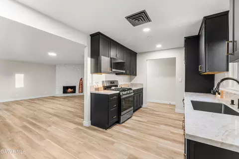 Kitchen - 45020 Lorimer Ave, Lancaster, CA 93534 photo 3 of 6