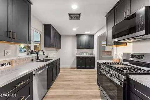 Kitchen - 45020 Lorimer Ave, Lancaster, CA 93534 photo 4 of 6
