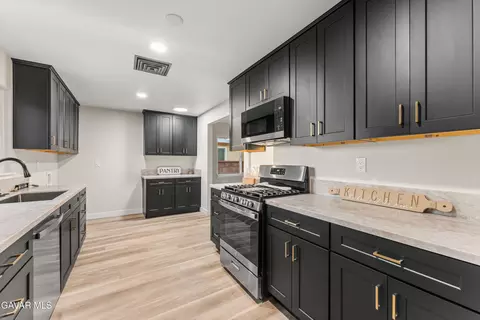 Kitchen - 45020 Lorimer Ave, Lancaster, CA 93534 photo 6 of 6
