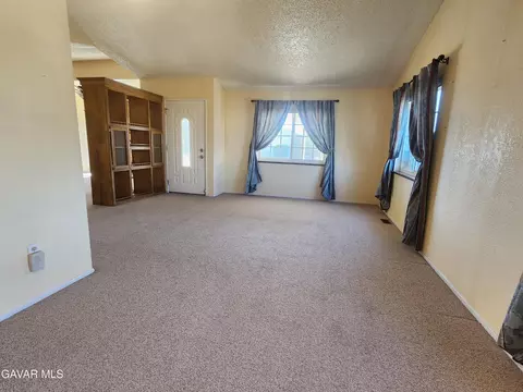 Living - 45465 E 25th St #SPC 176, Lancaster, CA 93535 photo 5 of 10