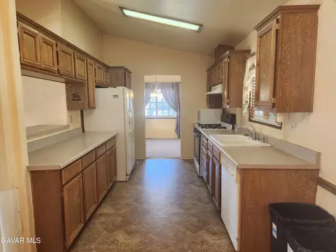 Kitchen - 45465 E 25th St #SPC 176, Lancaster, CA 93535 photo 2 of 3