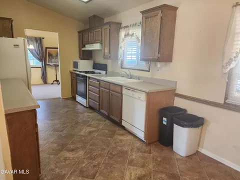 Kitchen - 45465 E 25th St #SPC 176, Lancaster, CA 93535 photo 3 of 3