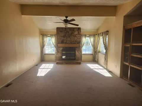 Living - 45465 E 25th St #SPC 176, Lancaster, CA 93535 photo 6 of 10