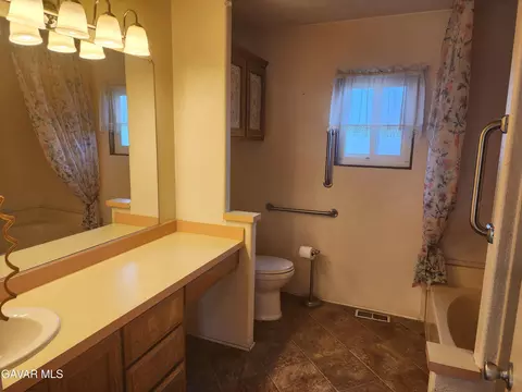 Bath - 45465 E 25th St #SPC 176, Lancaster, CA 93535 photo 2 of 6