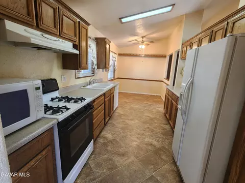 Kitchen - 45465 E 25th St #SPC 176, Lancaster, CA 93535 photo 1 of 3