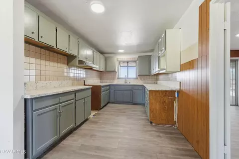 Kitchen - 11221 Valle Vista Rd, Phelan, CA 92371 photo 1 of 1