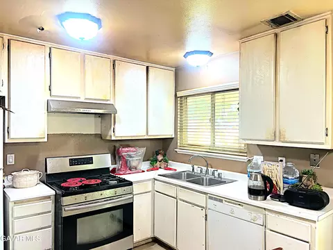 Kitchen - 38510 E 159th St, Palmdale, CA 93591 photo 1 of 4