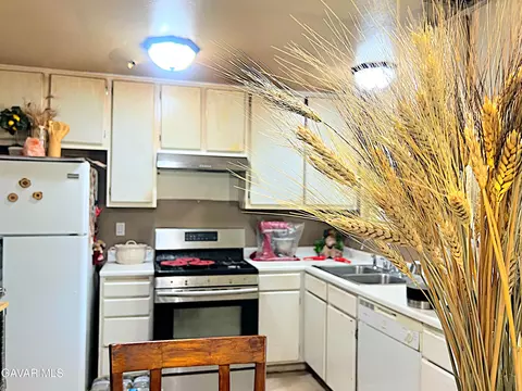Kitchen - 38510 E 159th St, Palmdale, CA 93591 photo 2 of 4