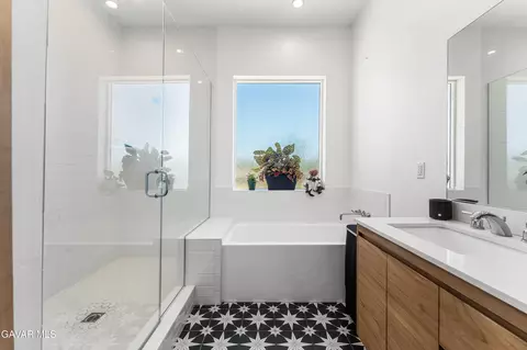 Bath - 28301 Stallion Springs Dr, Tehachapi, CA 93561 photo 3 of 3
