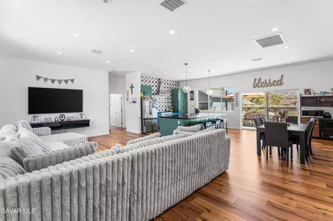 Living - 28301 Stallion Springs Dr, Tehachapi, CA 93561 photo 1 of 1